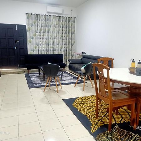 Homestay Izzauni Kuantan Exterior photo